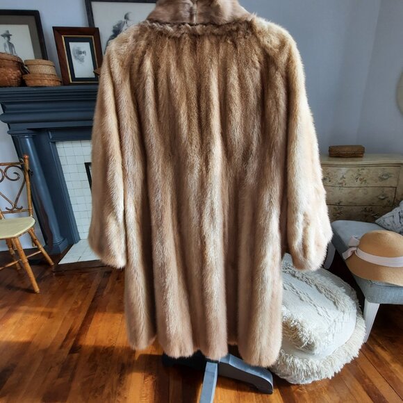 Vintage mink coat, blonde colour, knee length, fur in excellent condition. - Picture 6 of 15